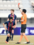 [사진]수원FC 이승우, 레드카드 받고 즉시 피치에서 퇴장