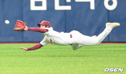 [사진]송재선,다이빙캐치로 연습경기 시작