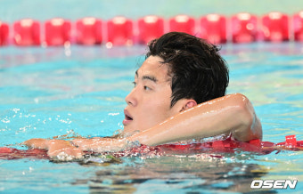 [사진]자유형 200m 우승 황선우,'다시 확인하는 기록'