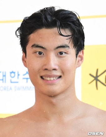 [사진]우승 황선우,'미소가 가득'