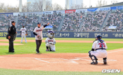 [사진]김인식 전 감독 시구, 시포는 양의지