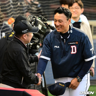 [사진]박정원 구단주, 이승엽 감독 첫 승 축하