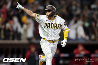‘데뷔 첫 끝내기포’ 김하성, MLB.com 메인 장식…“배트플립, 화려한 마무리였다”