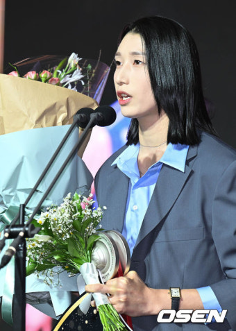 '배구 여제' 김연경, 역대 최다 수상&2번째 '만장일치' MVP 주인공 됐다 [V리그 시상식]