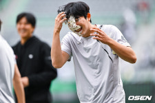 [사진]생일 케이크 테러에 미소 짓는 오원석