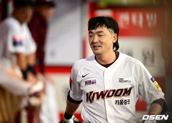 [사진]키움 더그아웃, '이형종 첫 홈런포에 무관심 축하'