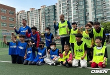 클린스만 선제골-벨 동점골 남녀 대표팀 감독, 인천 발산초 학생들과 화끈한 맞대결 [오!쎈 현장]