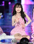 [사진]오마이걸 아린,비에 젖은 바닥에 앉아서