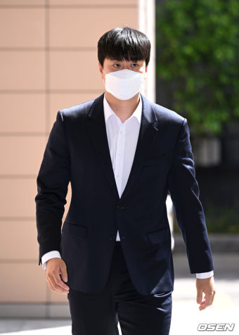 [사진]법원 향하는 두산 이영하