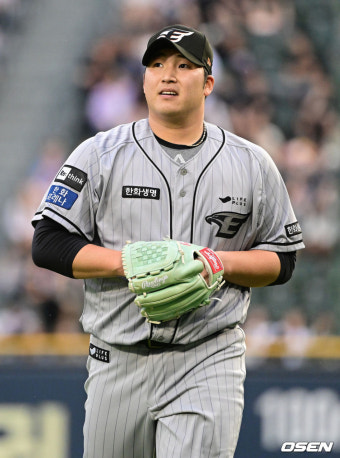 [사진]한화 선발 김민우, '1회 3K로 이닝 삭제'