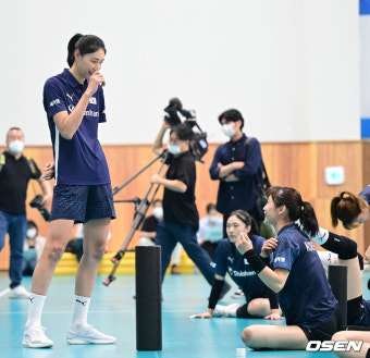 [사진]대표팀 어드바이저 김연경, '문정원과 반갑게'