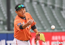 시즌 첫 홈런 신고한 김태연, 353일 만에 선발 외야수로…문현빈 관리차 휴식