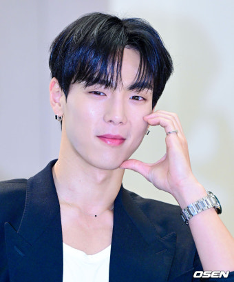 몬스타엑스 셔누, 한 패션브랜드 24FW 컬렉션 행사 참석…스타일리시한 포즈와 매력 발산
