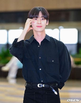 [사진]황민현, '깜찍 볼하트'