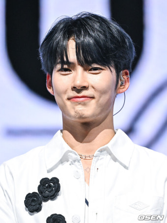 [사진]제로베이스원 성한빈,'귀엽게 입술 꾹'