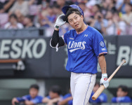 '좋은 선수 이전에 좋은 사람' 류지혁, 광주 3루 관중석 향해 인사...KIA 팬들은 '어디서든 HAPPY BASEBALL' 응원 