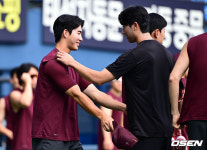 [사진]키움 이주형, 정용이 형 안아주세요