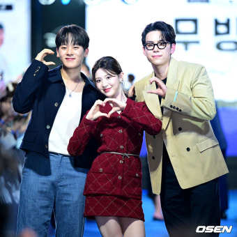 [사진]이정하-김도훈-고윤정, '블루카펫 즐기면서'