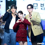 [사진]이정하-김도훈-고윤정, 블루카펫 즐기면서