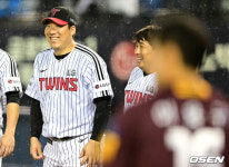 오스틴 분노 퇴장→어수선한 분위기…115억 중심타자의 홈런포, 덕아웃을 축제로 바꿨다