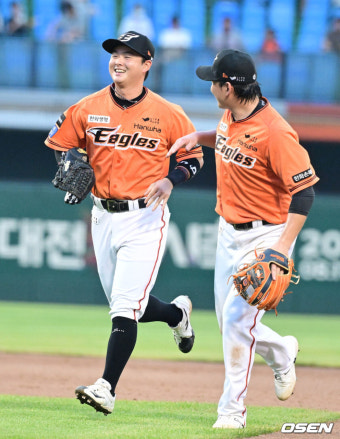 곽빈과 리턴 매치 승리한 문동주, 한화 5연패 끊었다…노시환 27호 홈런 '1위 독주' 만원 관중에 보답 [대전 리뷰]