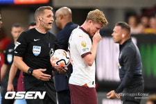 ‘목발 짚은 김덕배 형’ 케빈 데 브라위너, 수술 후 인증샷 공개 “수술 잘됐다...응원에 감사”