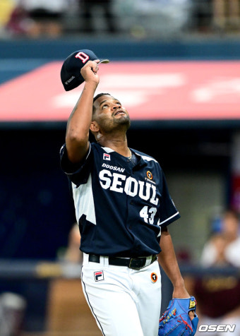 [사진]'7이닝 무실점 완벽투' 두산 선발 알칸타라, '하늘에 감사를'