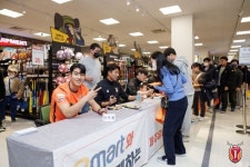 제주 유나이티드가 간다! 이마트 제주도 3개점에서 찾아가는 팬 사인회 개최