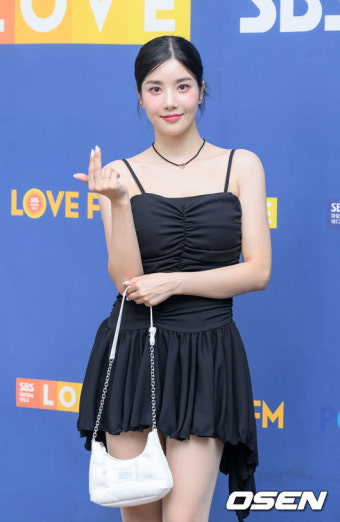 '워터밤 여신' 권은비, 성희롱·가짜뉴스 '몸살'..소속사 