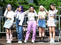 [사진]다국적 걸그룹 엑신, 상큼 인사 전하며