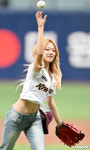 [사진]라필루스 유에,'복근 뽐내며 상큼한 시구'