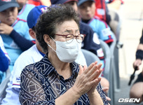 [사진] 故 최동원 감독 12주기 추모식 참석한 김정자 여사