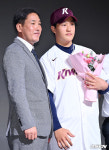 [사진]전준표,'1라운드 8순위, 키움 히어로즈 지명'