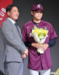 [사진]김윤하,'1라운드 9순위, 키움 히어로즈 지명'