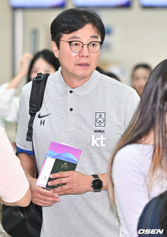 [사진]출국하는 황선홍 감독,'결전지 중국 항저우로'