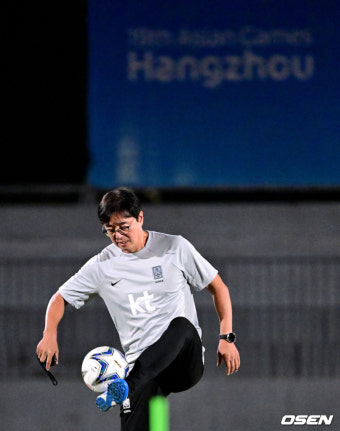 [사진]'항저우 AG' 첫 경기 앞둔 축구대표팀 황선홍 감독, '함께 웜업'