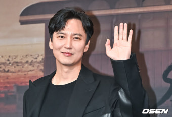 [사진]김남길,'시크한 손인사'