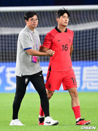 [사진]황선홍 감독, '김태현 손 꼭잡고'