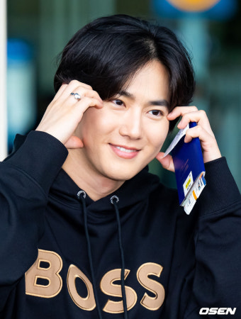 [사진]엑소 수호,'수줍은 미소로 볼하트'