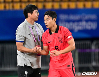 [사진]항저우AG 남자축구 황선홍 감독, '백승호 잘 싸웠다'
