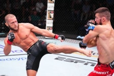감롯, 무릎 다친 피지예프에 2R TKO승…”올리베이라 나와!” 2연승으로 UFC 라이트급 컨텐더 라인 복귀