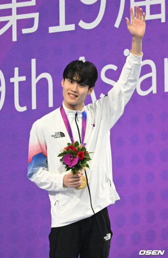 [사진]황선우,'금메달이 번쩍번쩍'