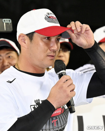 [사진]눈시울 불거진 LG 주장 오지환