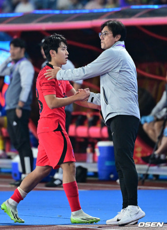 [사진]항저우 AG 황선홍 감독, '이강인 수고많았어'
