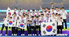 [사진]황선홍호, '항저우 아시안게임 금메달 목에 걸고 포효'