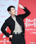 [사진]김우빈, '턱선이 멋진 농부'