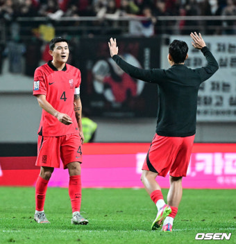 [사진]손흥민,'캡틴 김민재를 반기며'