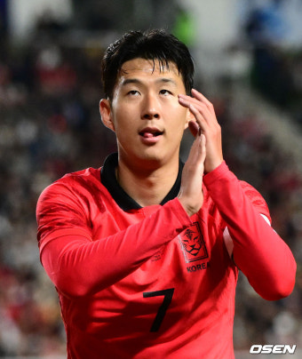 [사진]손흥민, '뜨거운 응원에 박수로 화답'