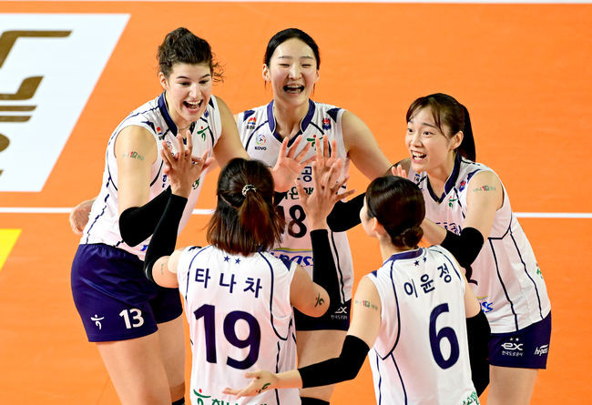 프로배구팀 정관장, 한국도로공사 완파하며 2위로 올라서며 3연승 달성