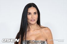 60세 데미 무어, 충격적으로 젊어진 행사장 근황..관리 집착 이유는? [Oh!llywood]